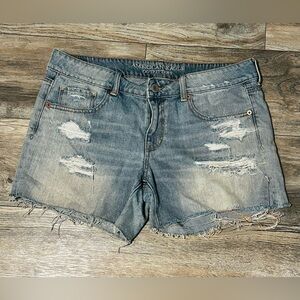 American Eagle women's distressed denim shorts with a raw hem Size 12